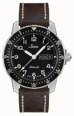 Sinn 104 st is een klassiek pilotenhorloge in donkerbruin vintage leer 104.011-BL50202002007125401A
