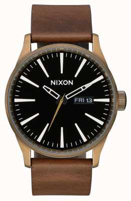 Nixon Sentry leer | messing / zwart / bruin | bruine leren band | zwarte wijzerplaat A105-3053-00